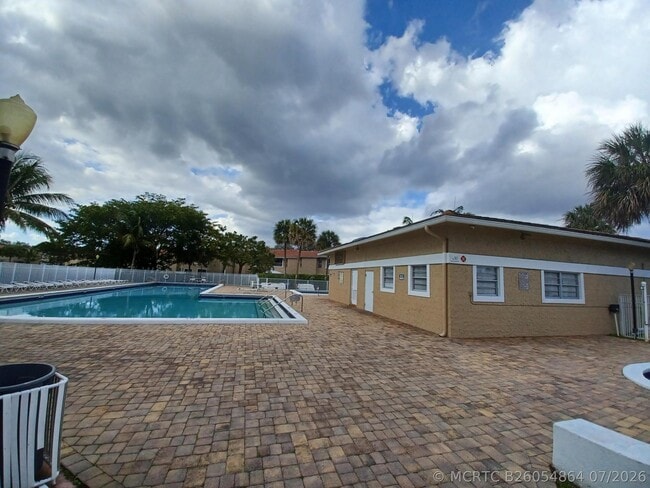 Building Photo - 10036 Twin Lakes Dr Unit 37-f