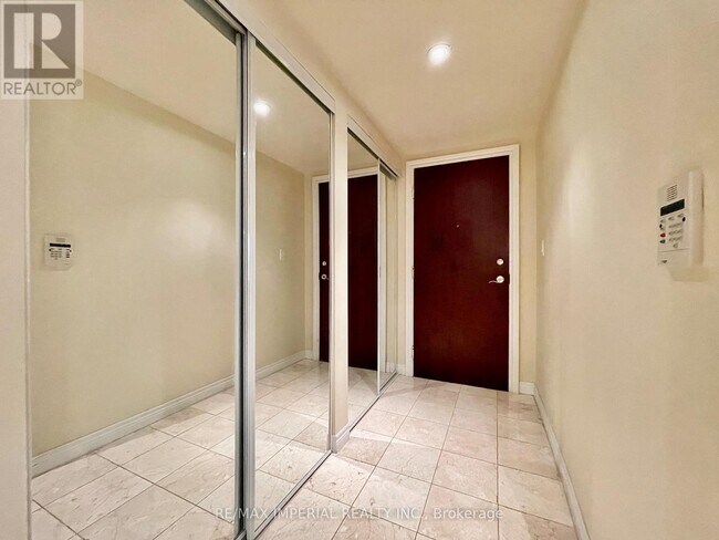 Photo - 38 William Carson Crescent Unité 223