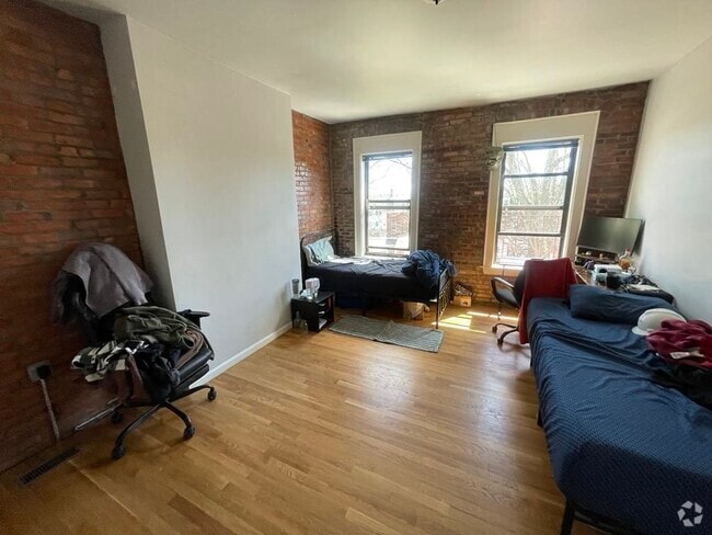 Building Photo - 18 Perrin St Unit Room B Rental