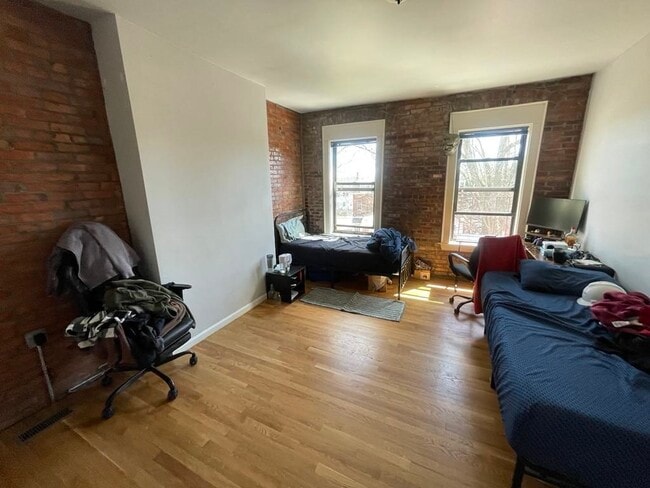 Photo - 18 Perrin St Apartment Unit Room B