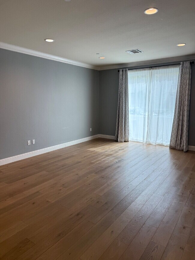 Photo - Gorgeous 3 Bed, 2.5 Bath Condo in Perfect ...
