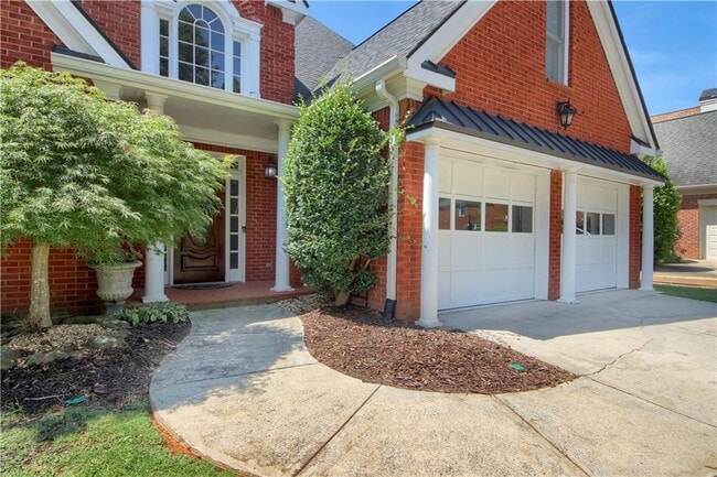 Photo - 312 Declaire Way NE