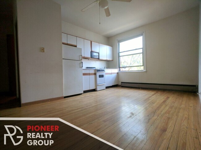 Building Photo - 633 W Barry Ave Rental