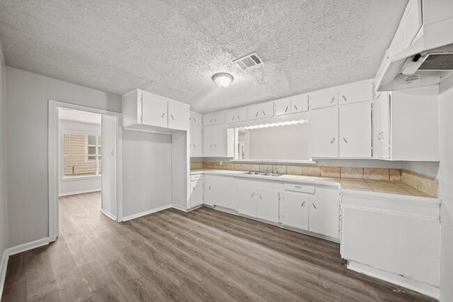 Photo - 6806 Woodrow St