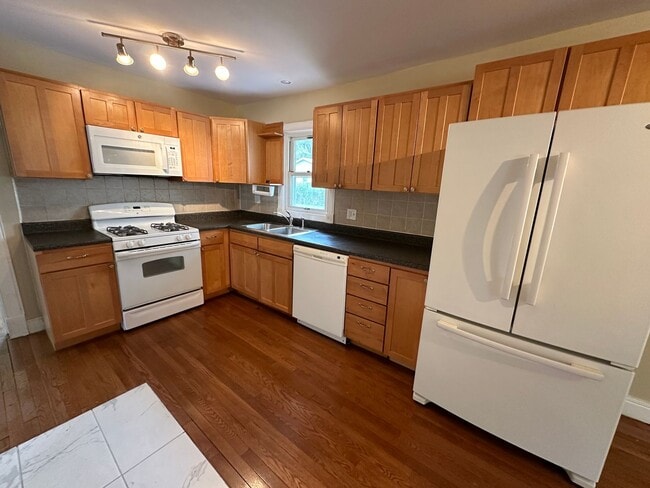 Photo - 145 Roth St SE