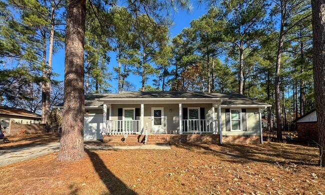 Building Photo - Lovely 3 Bed 2 Bath Home with Fenced Backyard