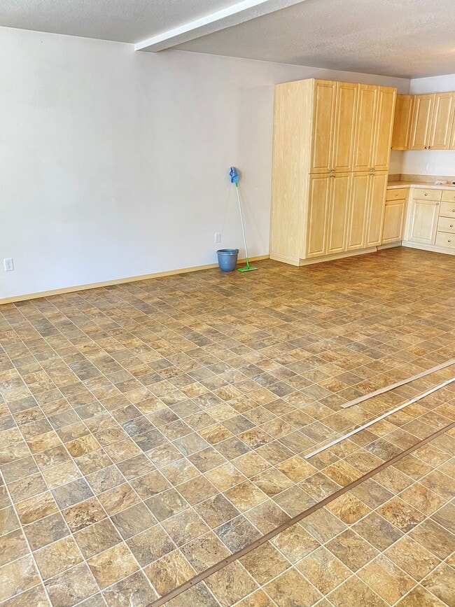 Photo - 1063 NE B St