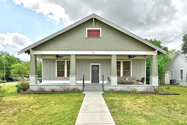 Building Photo - 1200 Woodlawn St Rental