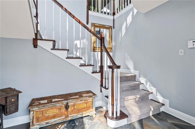 Photo - 632 Village Ln S