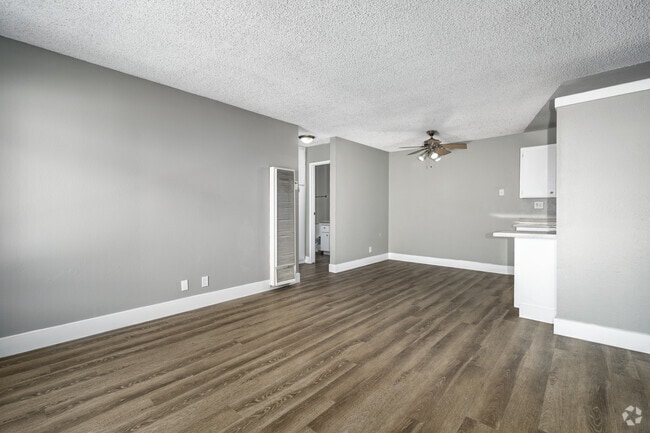 1BR, 1BA - 712SF - Living Room