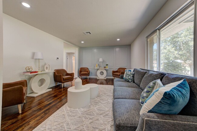 Building Photo - Fully Renovated 4 Bed, 2 Bath Just Minutes from Campus