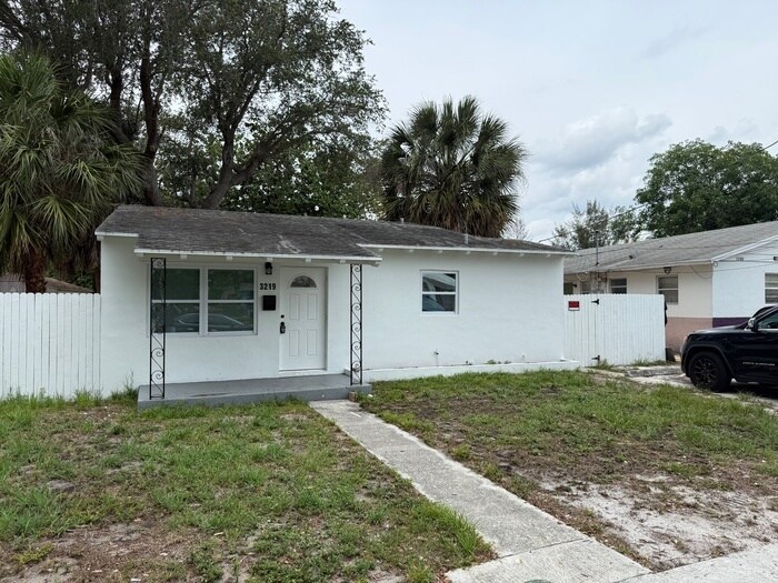 TWO BEDROOM CHARMER IN WEST PALM BEACH - TWO BEDROOM CHARMER IN WEST PALM BEACH Casa