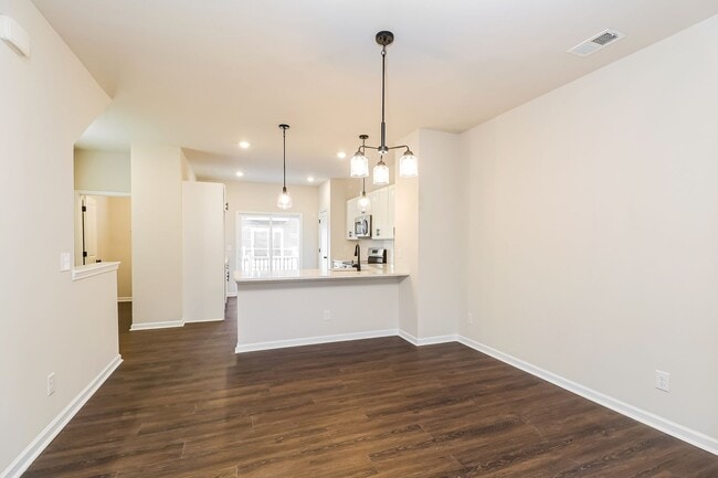 Photo - Beautiful 3BR 3.5BA Townhome w/ Full Appliance Kitchen Garage Parking in University