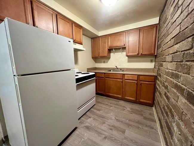 Building Photo - Second Floor One Bedroom Apartment! Built-In A/C, Off-Street Parking & More! Call Today! Unit 101