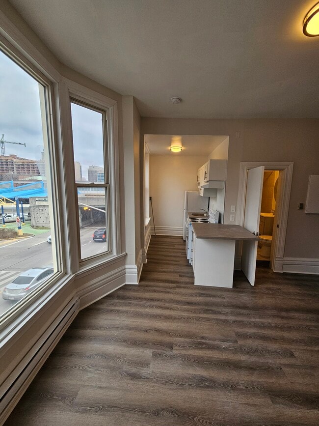 Building Photo - Location!! Location!! Unit 1