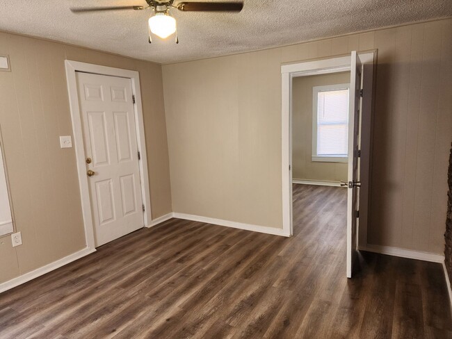 Photo - 213 W 9th St