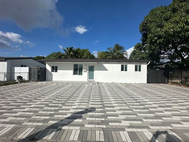 Building Photo - 1211 W 34th St