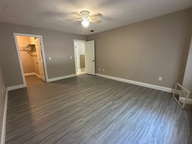 Building Photo - Spacious 1 Bed/ 1 Bath in Cranston! Unit 435 Oaklawn Ave  114
