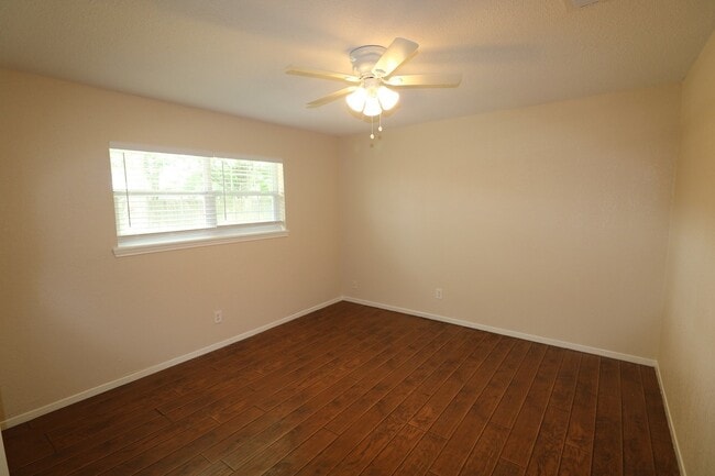 Photo - 609 Circle Way
