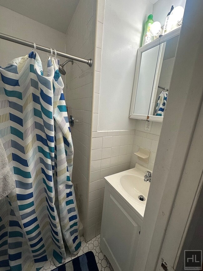 Photo - 35 STREET Unit 3B