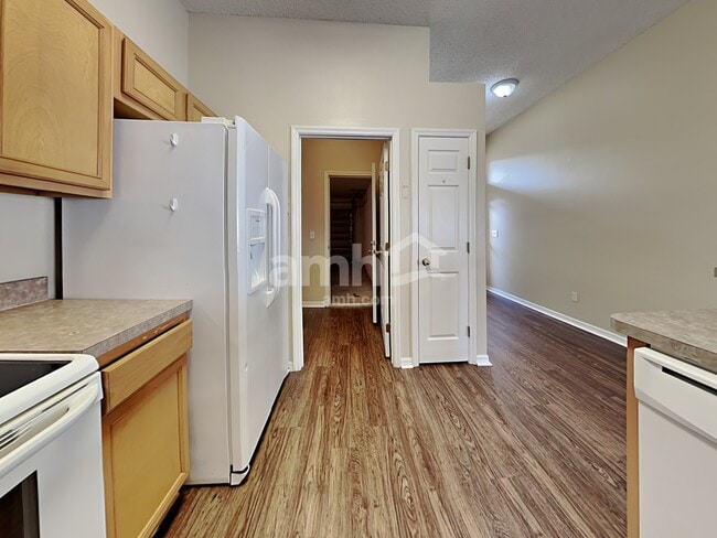 Photo - 554 Sedgewood Cir