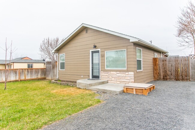 Building Photo - 2 Bedroom House for Rent