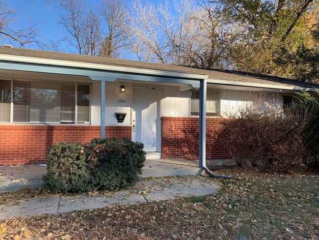 Photo - STUDENTS WELCOME! Spacious 5 Bed 2 Bath Ranch Home