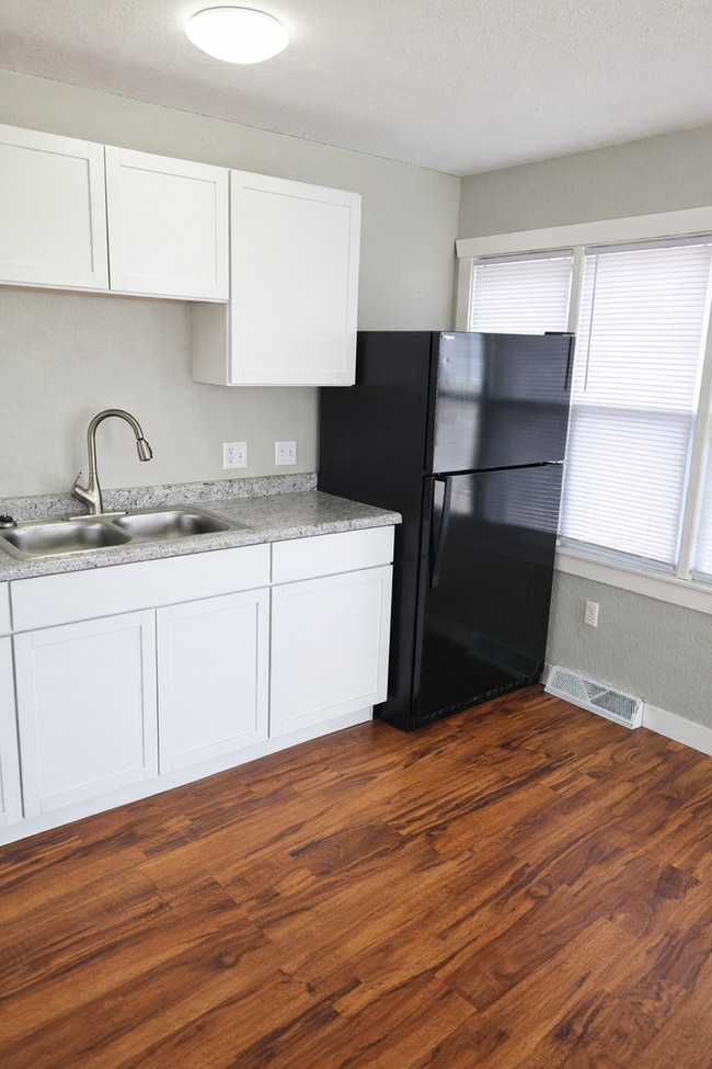 Building Photo - 1-603 1/2 N Superior Ave Unit 603