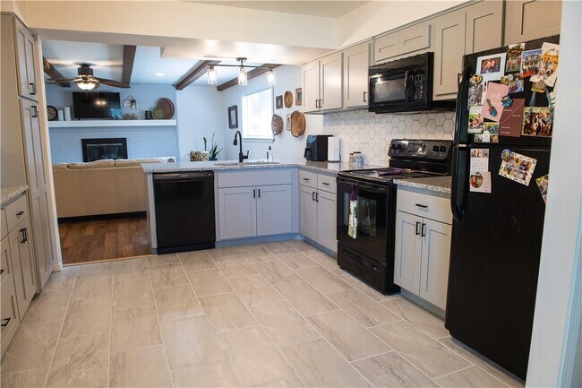 Photo - 1861 W Deane St