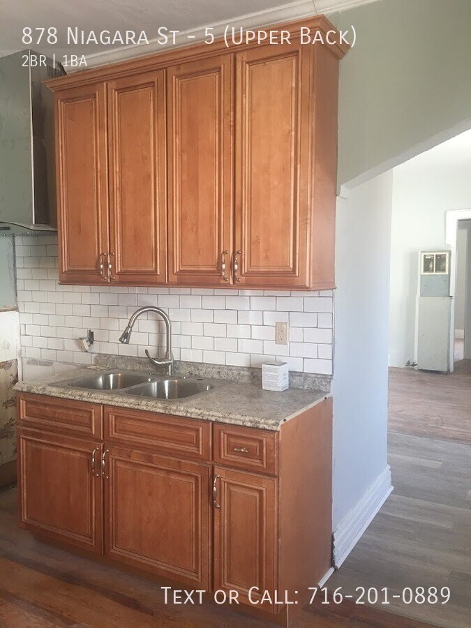 Photo - 878 Niagara St Unit 5 (Upper Back)