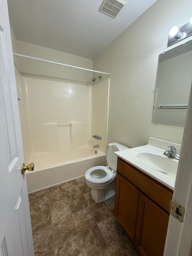 Photo - Nice 2 bedroom, 2 bath Duplex