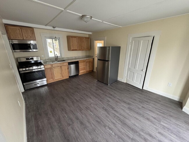 Photo - Newly Renovated 3BR Apartment with Modern Updates – Convenient Location! Unidad A