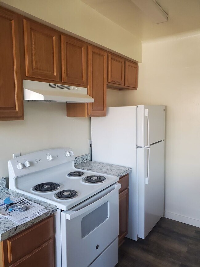 Photo - LARGE 2 BEDROOM 1.5 BATH Unidad R
