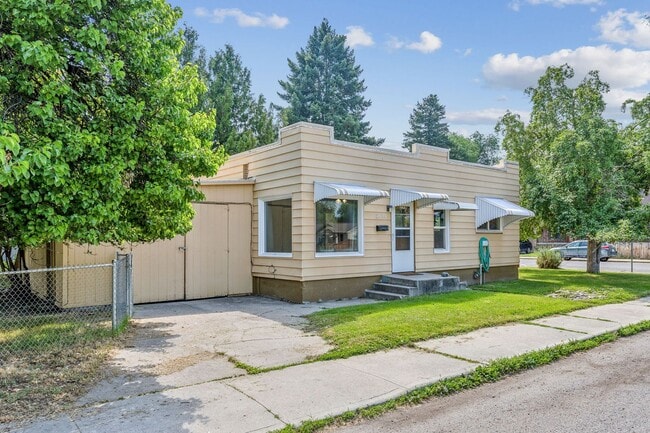 Photo - $2,800 - 4 bed/2 bath House with fenced yard