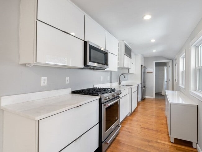 Building Photo - 353 Sumner St Unit 2