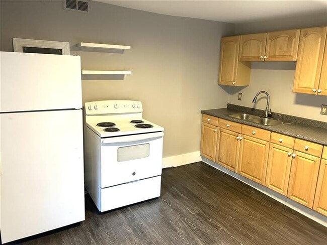 Building Photo - 33 Putnam St Unit A