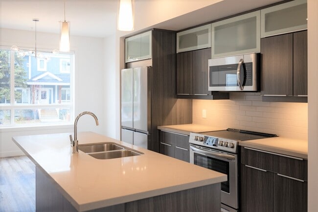 Photo - 15012-15094 94 Ave NW Unit MAIN 3