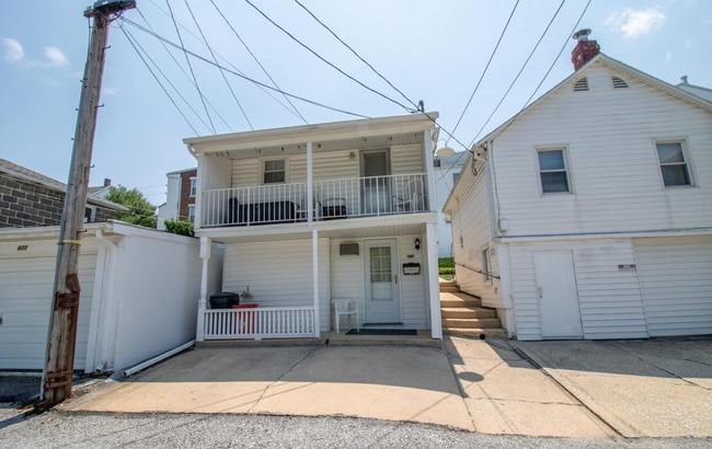 Building Photo - 607 W Broadway Unit Rear bottom #2R