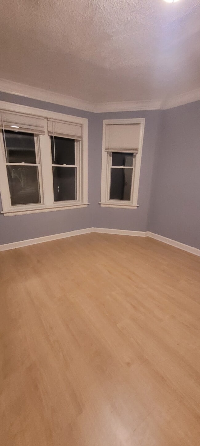 Bedroom 1 - 915 W 95th St Unit 2e