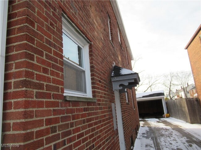 Photo - 410 E 222nd St