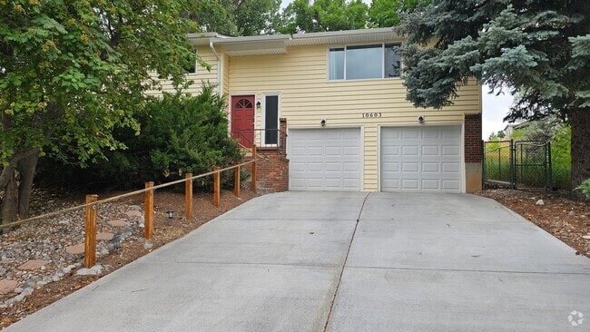 Building Photo - Spacious Bi Level home backing to open space