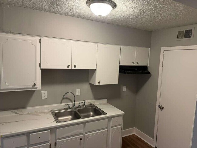 Photo - 1010 University St