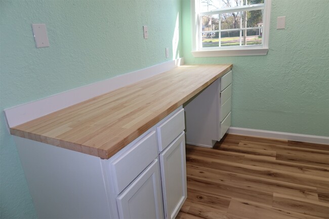 Photo - 5122 Avenue L