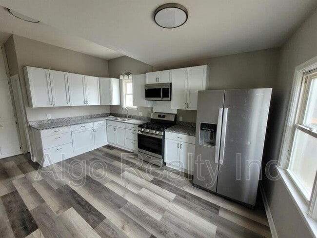 Photo - 133 Winifred St W