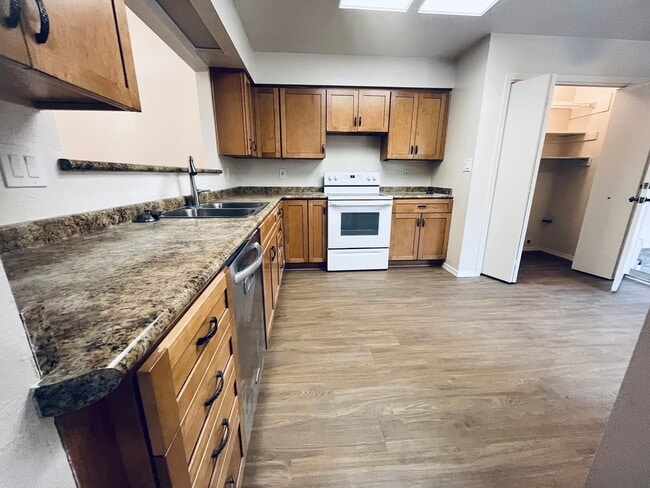 Photo - 10333 Camino Del Oso NE