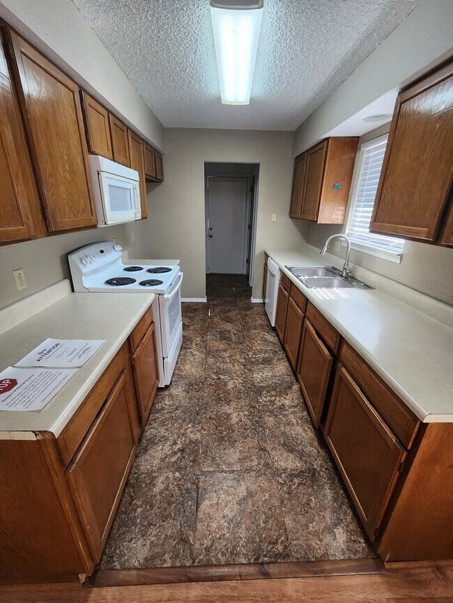 Photo - 3 bed 2 bath townhome, 1 car garage and 1 ...