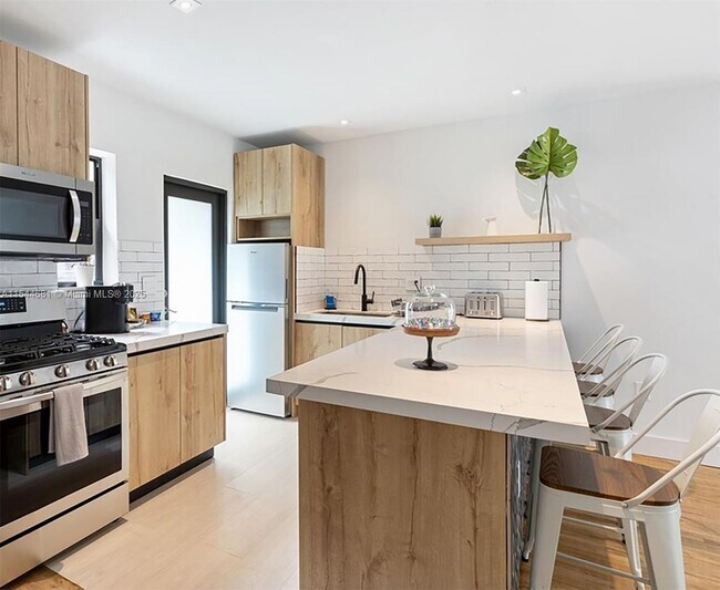 Photo - 740 SW 9th St