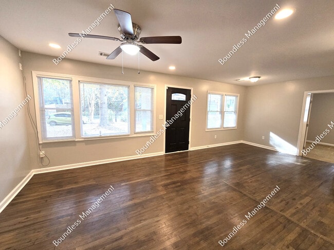 Photo - 713 Church St NW