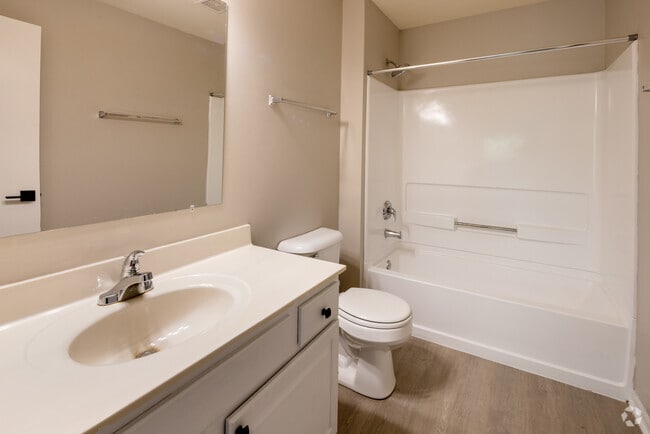2BR, 2BA - 975SF - Primary Bathroom