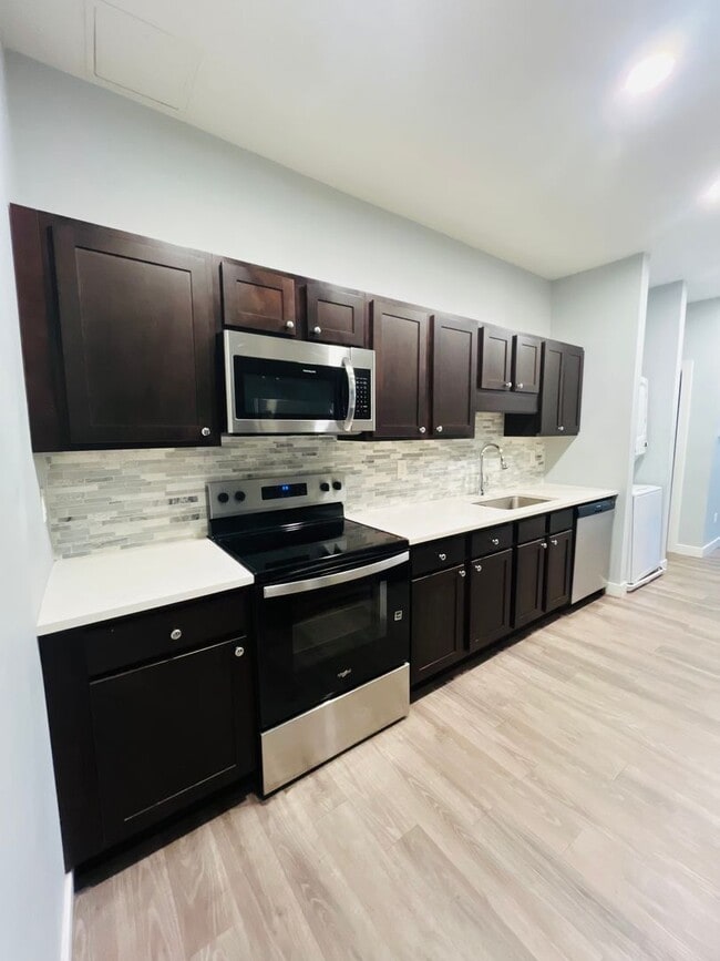 Building Photo - Bright & Spacious 3-Bedroom Apartment with In-Unit Washer/Dryer | Heat & Hot Water Included | Nea... Unit 1